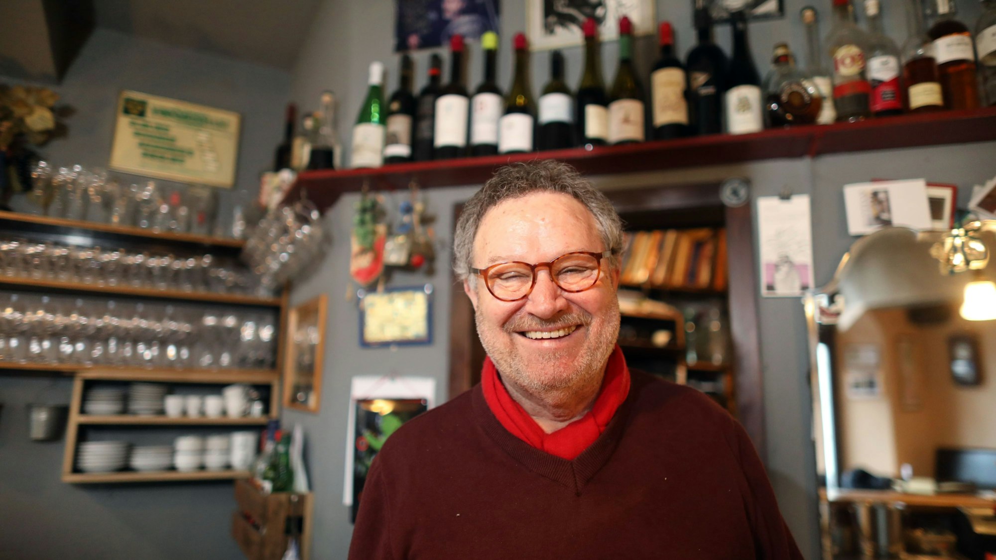 10.01.2024, Köln: Christos Dolidis betreibt in seiner Weinkneipe "Zur alten Wettannahme" in der Südstadt. Foto: Arton Krasniqi