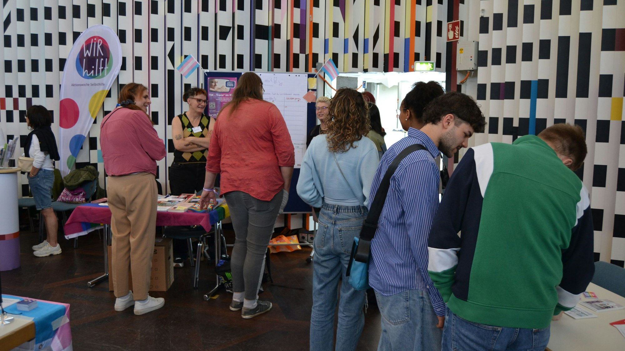 Mehrere Personen stehen an verschiedenen Infoständen im Forum Leverkusen