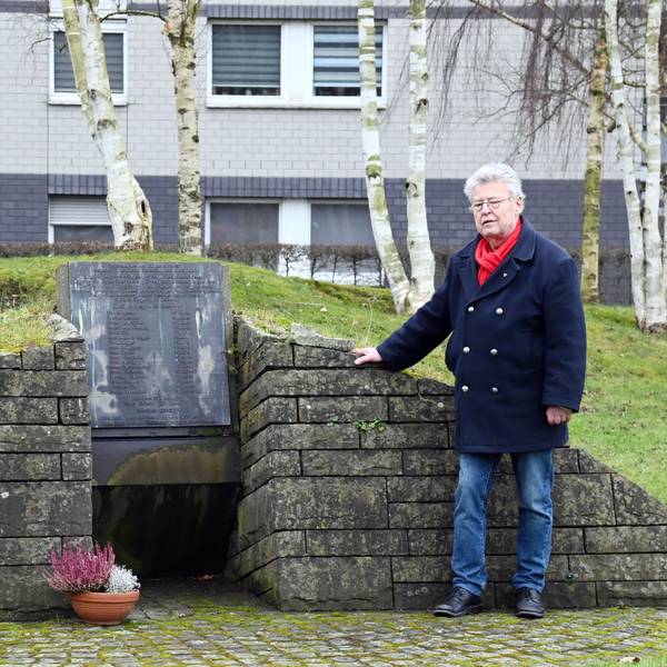 Historiker Fritz Bilz, Gründungsmitglied der Geschichtswerkstatt Brück, vor dem Mahnmal für die getöteten Schüler.