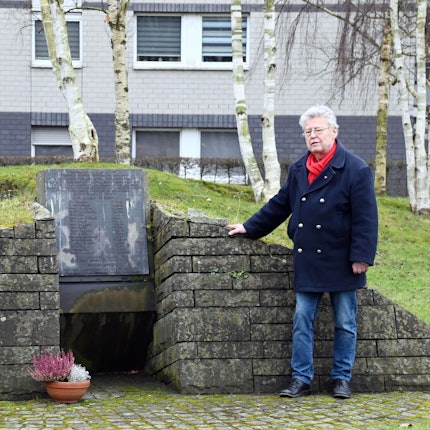 Historiker Fritz Bilz, Gründungsmitglied der Geschichtswerkstatt Brück, vor dem Mahnmal für die getöteten Schüler.