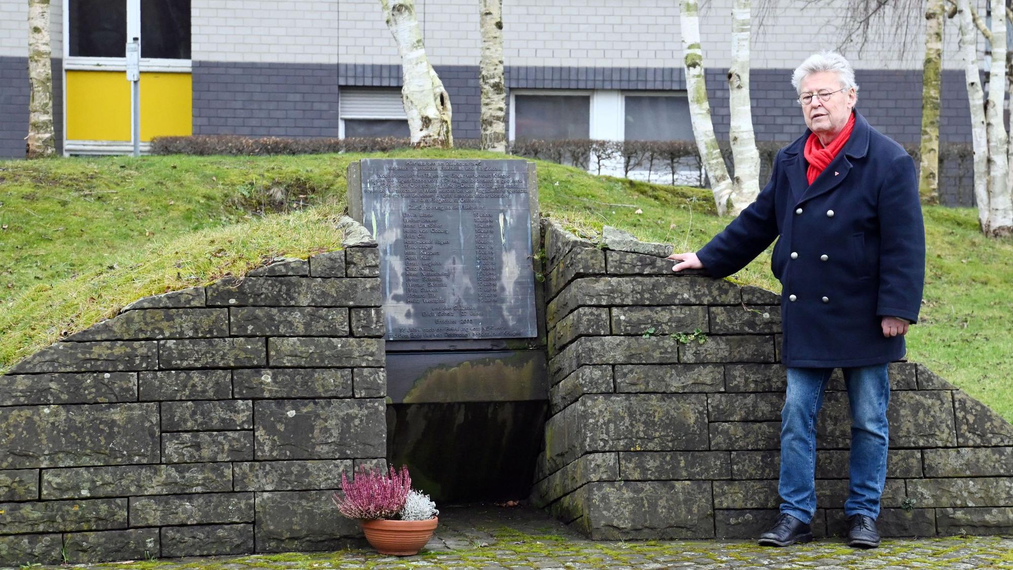 Historiker Fritz Bilz, Gründungsmitglied der Geschichtswerkstatt Brück, vor dem Mahnmal für die getöteten Schüler.