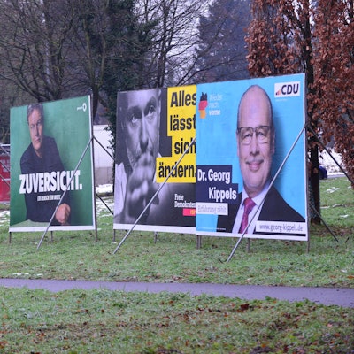 Auf dem Bild sind Wahplakate am Rand einer Straße zu sehen.