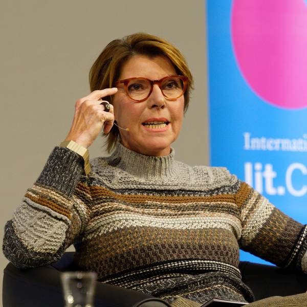 Die Moderatorin Bettina Böttinger sitzt bei der Veranstaltung "Ein Leben der Superlative" im Rahmen des Literaturfestivals Lit.Cologne 2023 auf der Bühne.