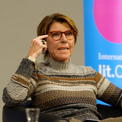 Die Moderatorin Bettina Böttinger sitzt bei der Veranstaltung "Ein Leben der Superlative" im Rahmen des Literaturfestivals Lit.Cologne 2023 auf der Bühne.