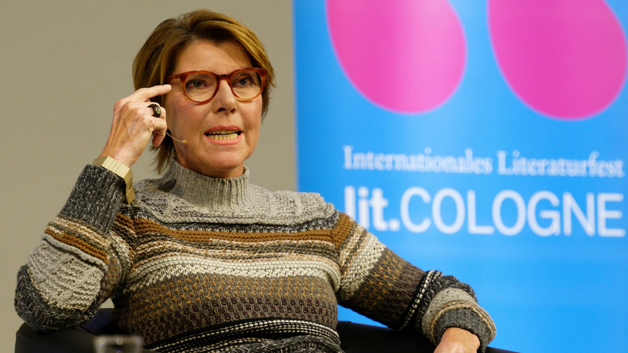 Die Moderatorin Bettina Böttinger sitzt bei der Veranstaltung "Ein Leben der Superlative" im Rahmen des Literaturfestivals Lit.Cologne 2023 auf der Bühne.