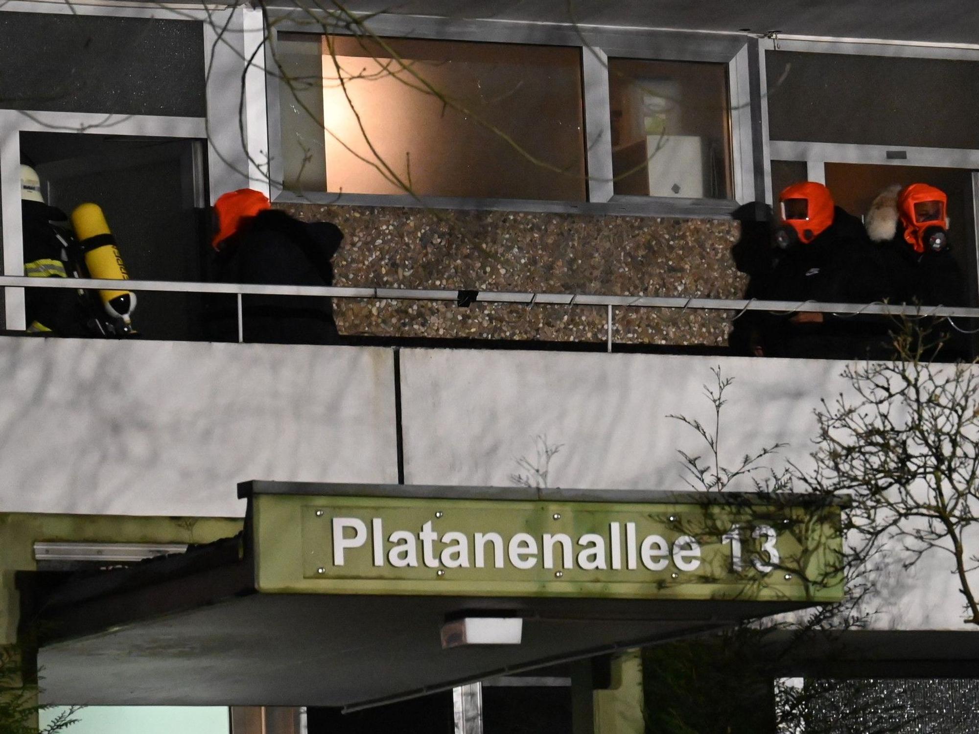 Das Bild zeigt Bewohner mit roten Fluchthauben.