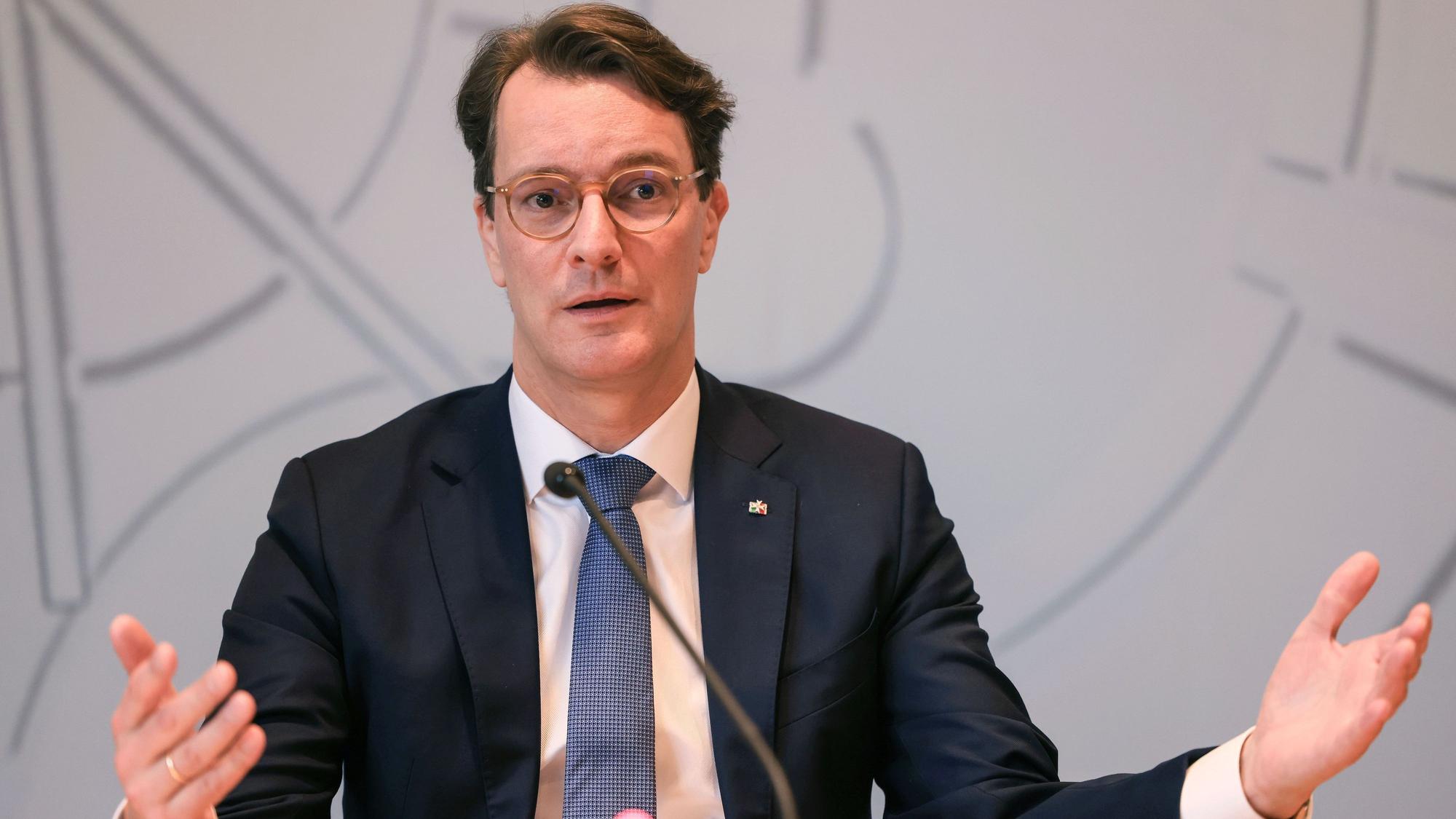 24.01.2025, Nordrhein-Westfalen, Düsseldorf: Hendrik Wüst (CDU), Ministerpräsident, spricht auf einer Pressekonferenz der Landesregierung im Landtag. Foto: Oliver Berg/dpa +++ dpa-Bildfunk +++