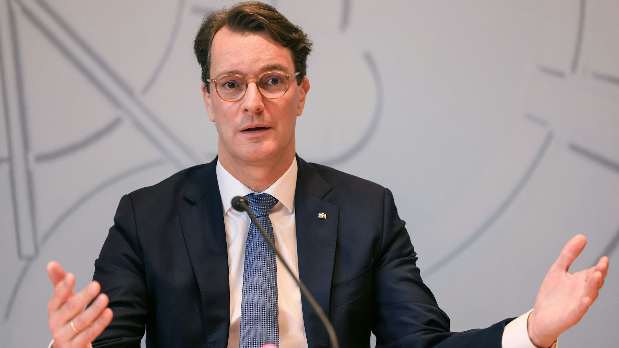 24.01.2025, Nordrhein-Westfalen, Düsseldorf: Hendrik Wüst (CDU), Ministerpräsident, spricht auf einer Pressekonferenz der Landesregierung im Landtag. Foto: Oliver Berg/dpa +++ dpa-Bildfunk +++