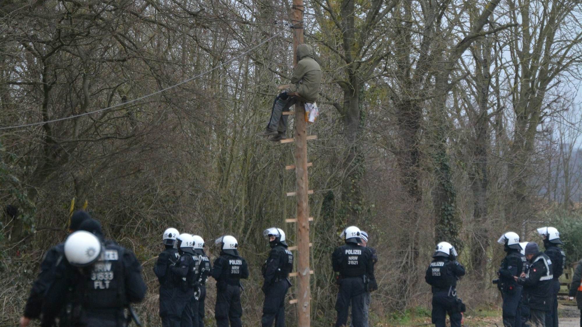 Das Bild zeigt mehrere Polizeibeamte im Sündenwäldchen am Hambacher Forst.