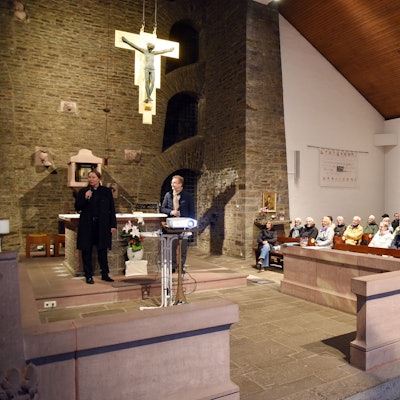 Ein Blick in den Innenraum einer Kirche.