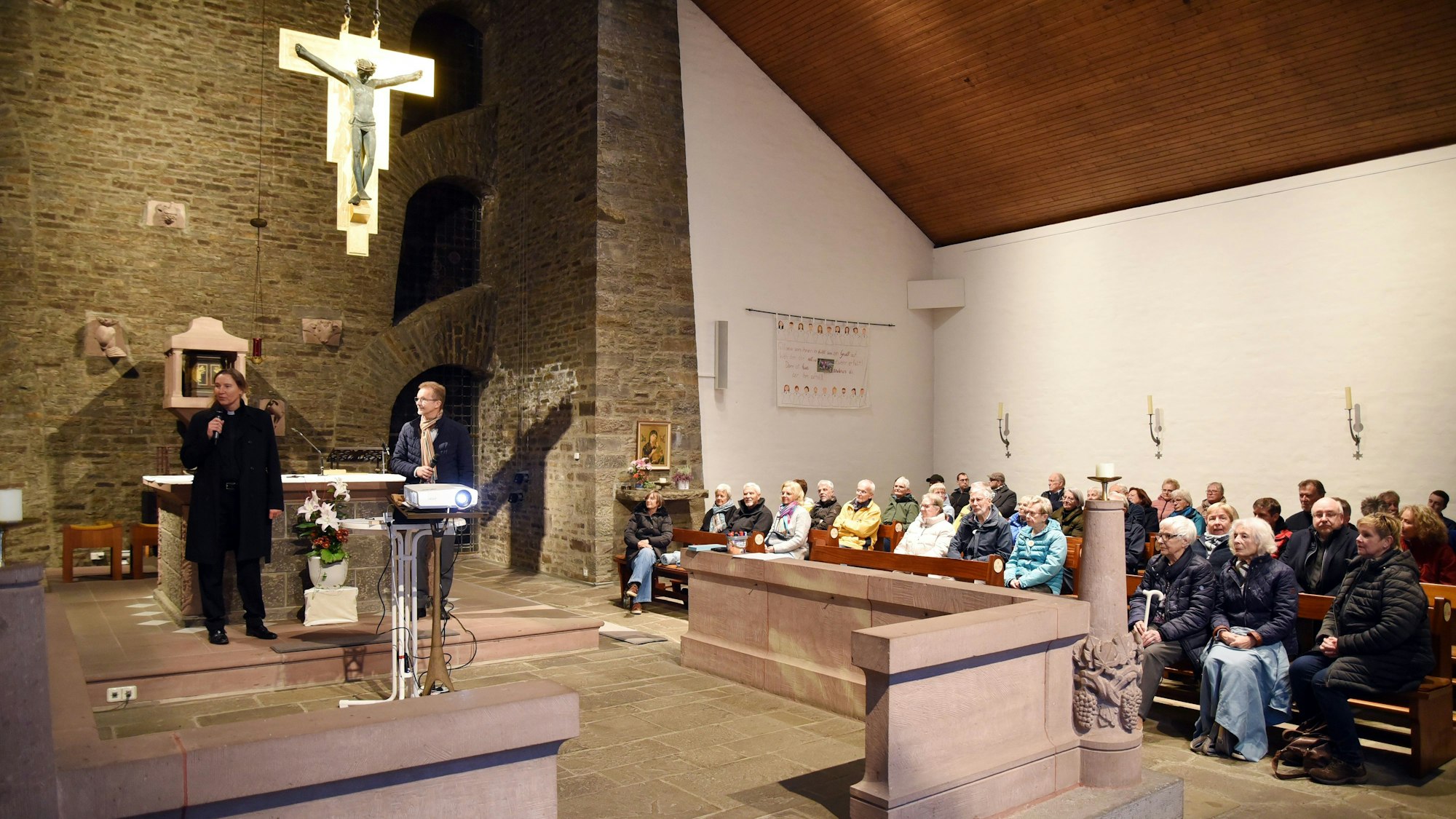 Ein Blick in den Innenraum einer Kirche.