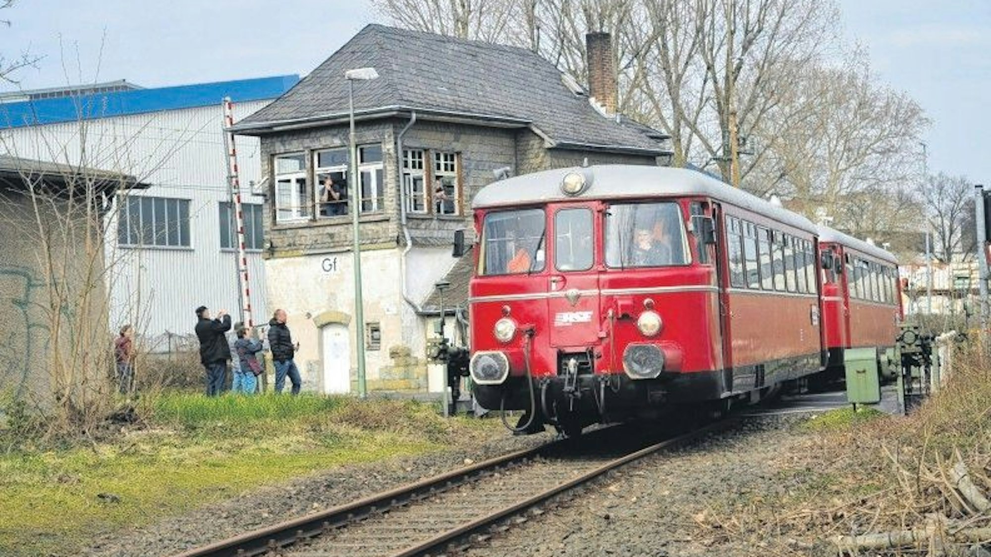Ein Schienenbus passiert das Stellwerk an der Tannenbergstraße.