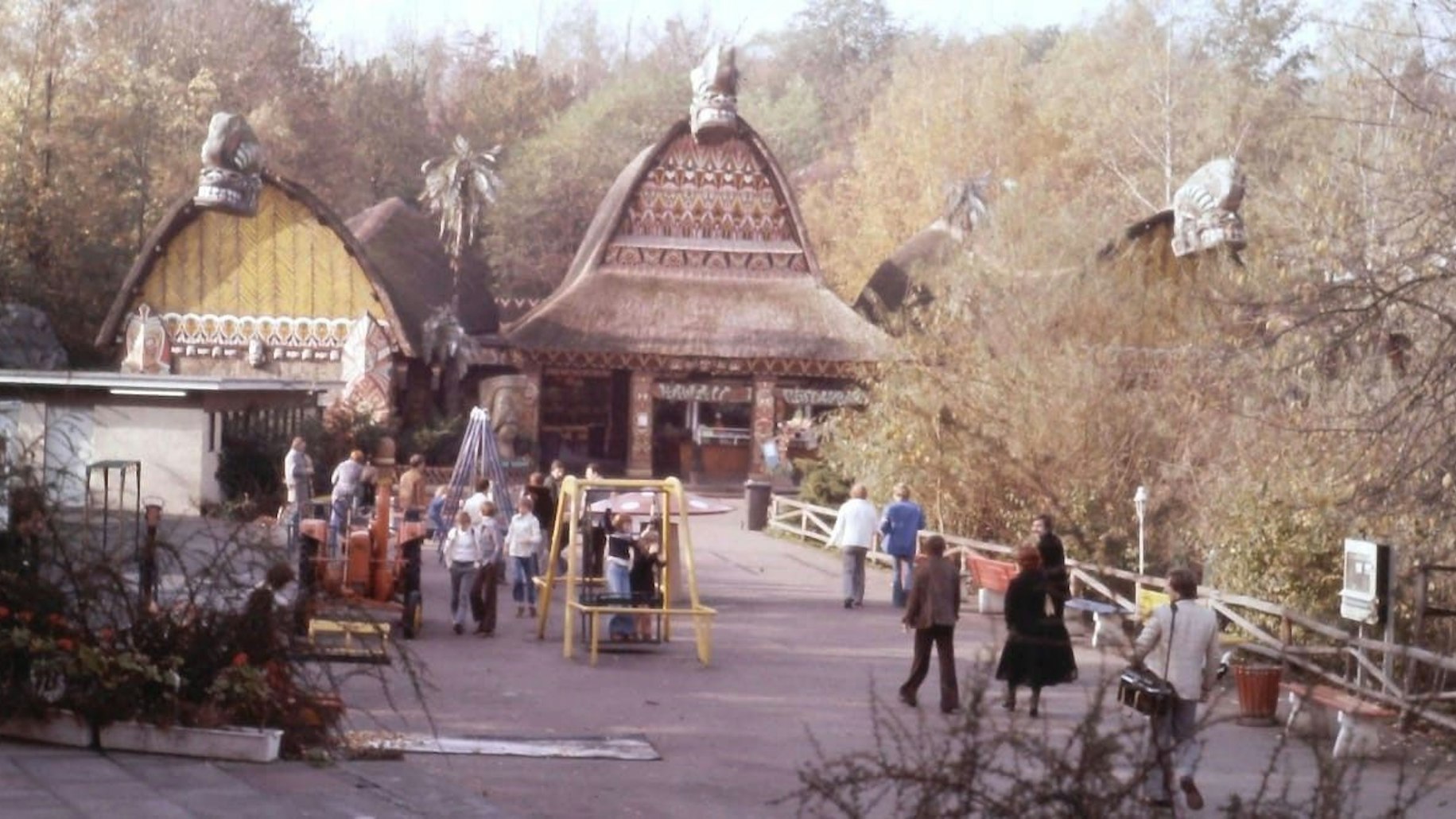 Historisches Foto aus dem Phantasialand. Als der Löwe ausbüxte, waren zum Glück keine Gäste im Freizeitpark.