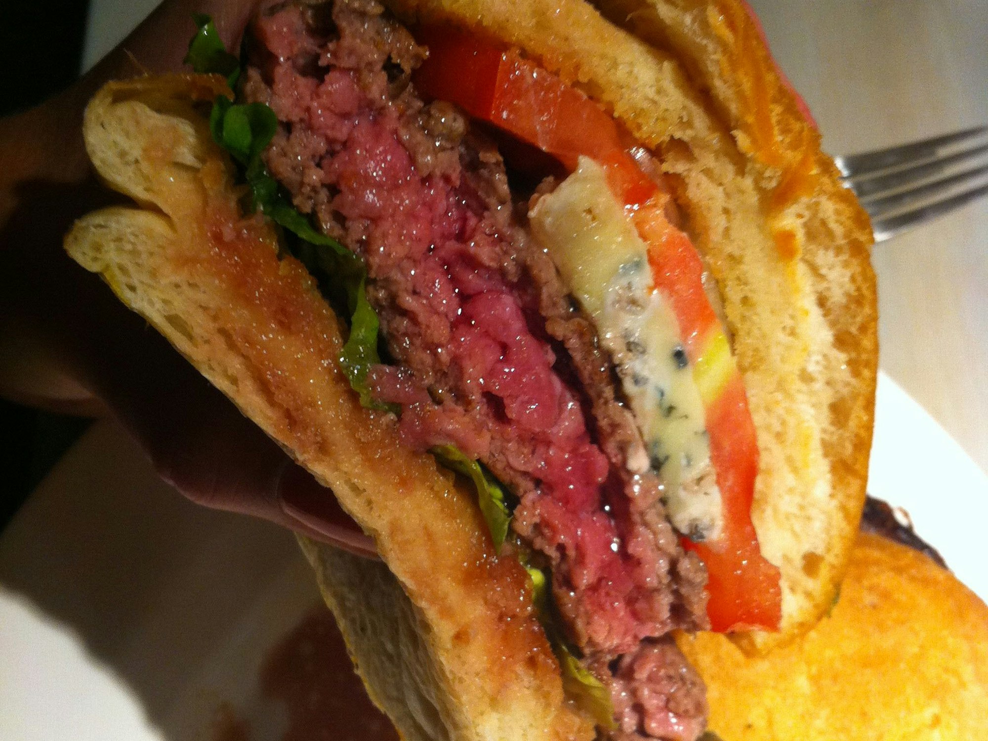 Ein Querschnitt durch einen Burger ist zu sehen.
