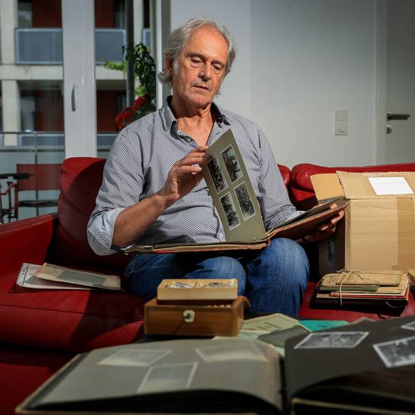 25.09.2024, Köln: Gerhard Richter sitzt auf dem Sofa und blättert Erinnerungsstücke seines Vaters durch.