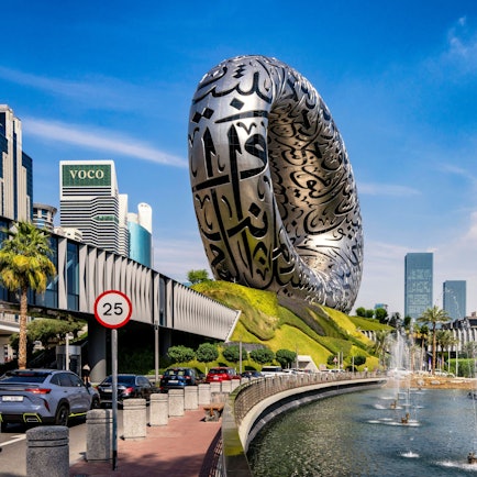 Ein Museum in Form eines mit Schriftzeichen verzierten Reifens.