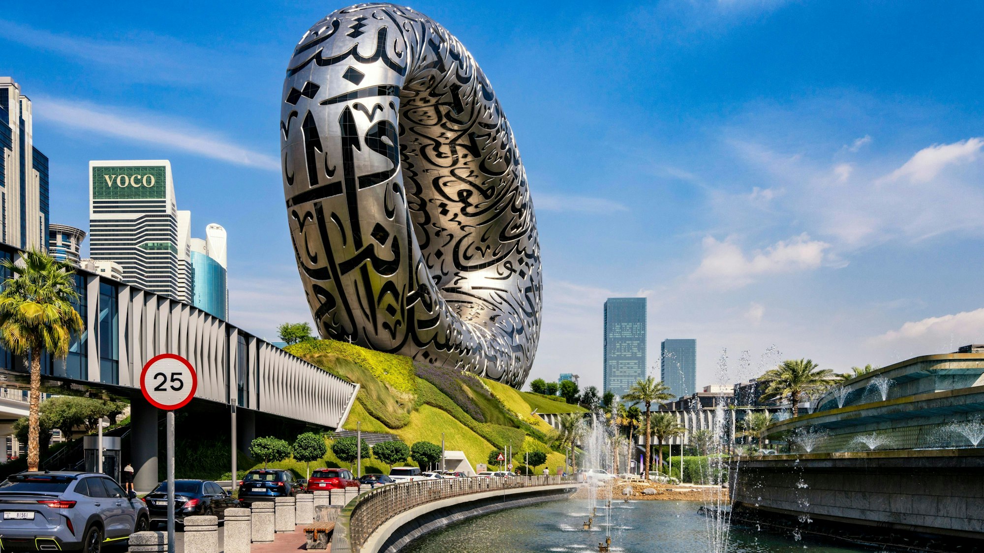 Ein Museum in Form eines mit Schriftzeichen verzierten Reifens.