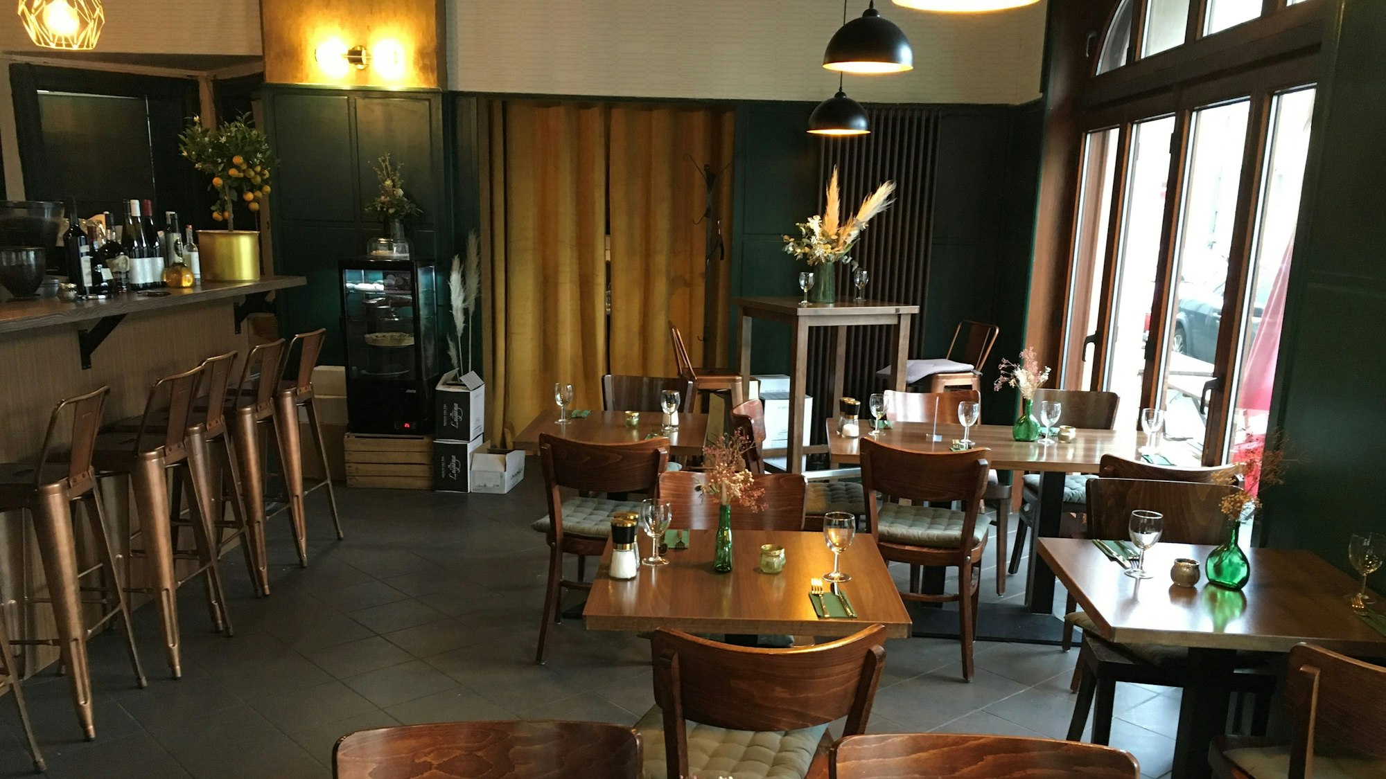 Holztische und Stühle im gemütlichen Weinlokal Jubo.