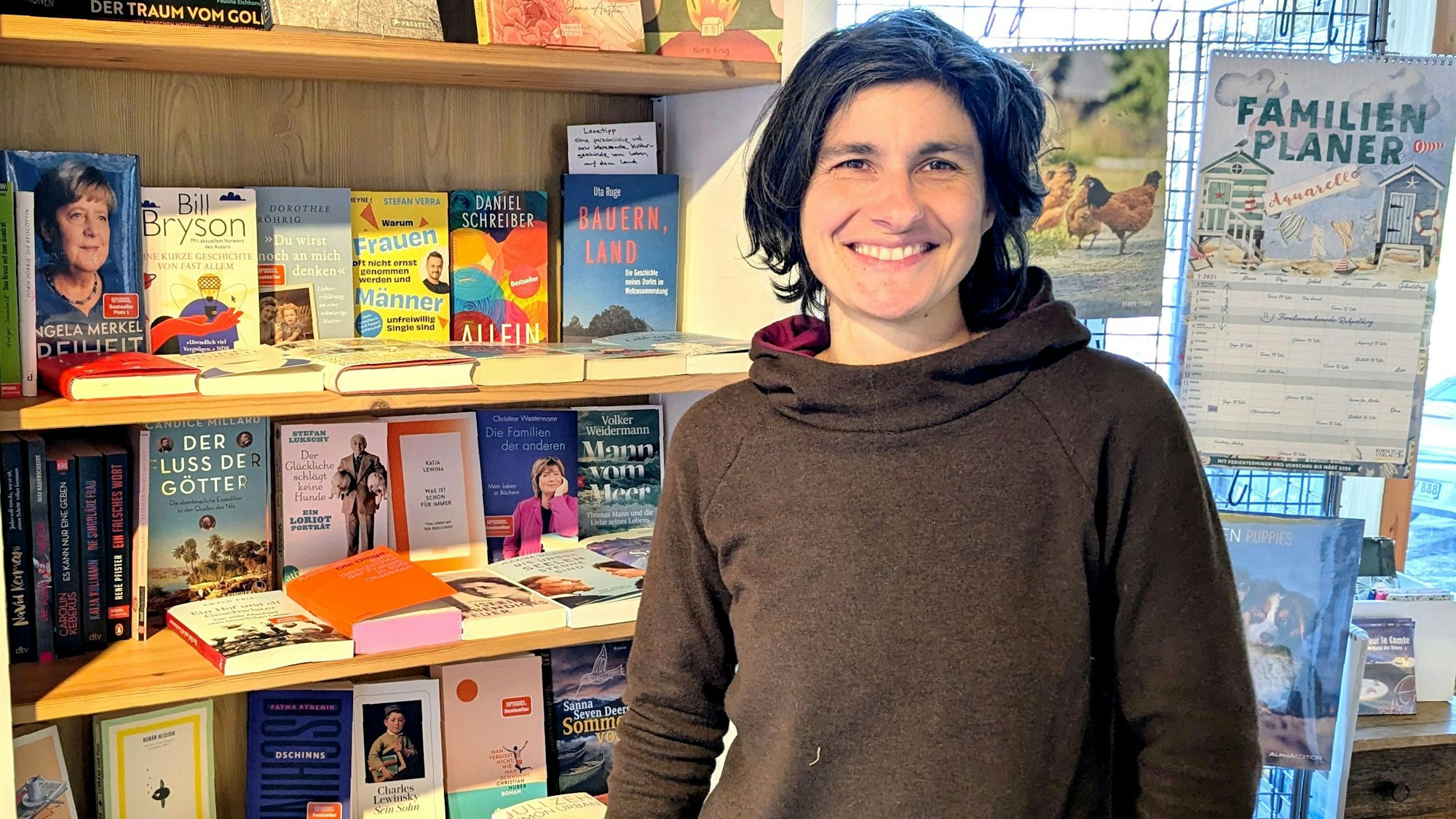 Buchhändlerin Jasmin Khalil steht vor einem Bücherregal.