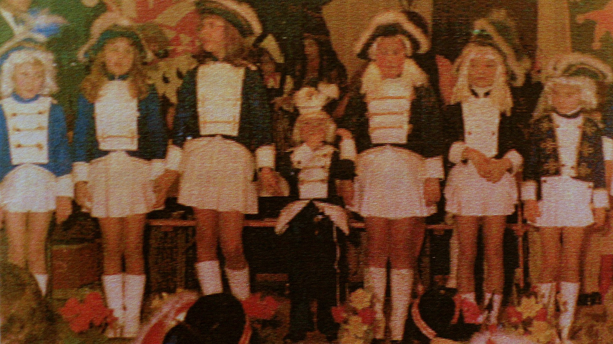 Auf dem Bild ist eine alte Aufnahme des Tanzkorps aus dem Gründungsjahr zu sehen.