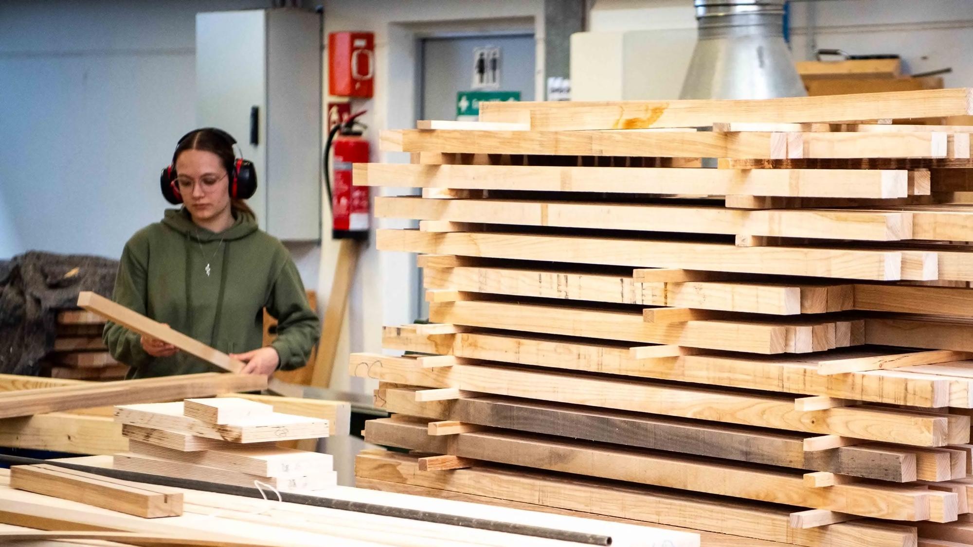Eine junge Frau arbeitet als Tischlerin.