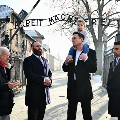 Der Holocaust-Überlebende Gidon Lev (l.), Rabbi Menachem Margolin, Elon Musk mit Sohn X AE A-XII auf den Schultern und der Autor Ben Shapiro beim Besuch in Auschwitz.