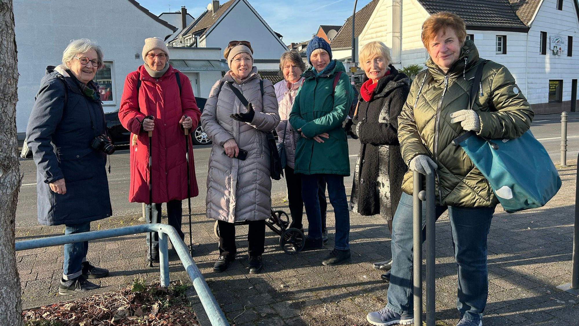 Sieben ältere Damen stehen bei Sonnenschein in Brück.