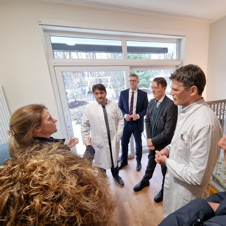 Karl Lauterbach besucht am 16.01.2025 das Klinikum in Leverkusen-Schlebusch