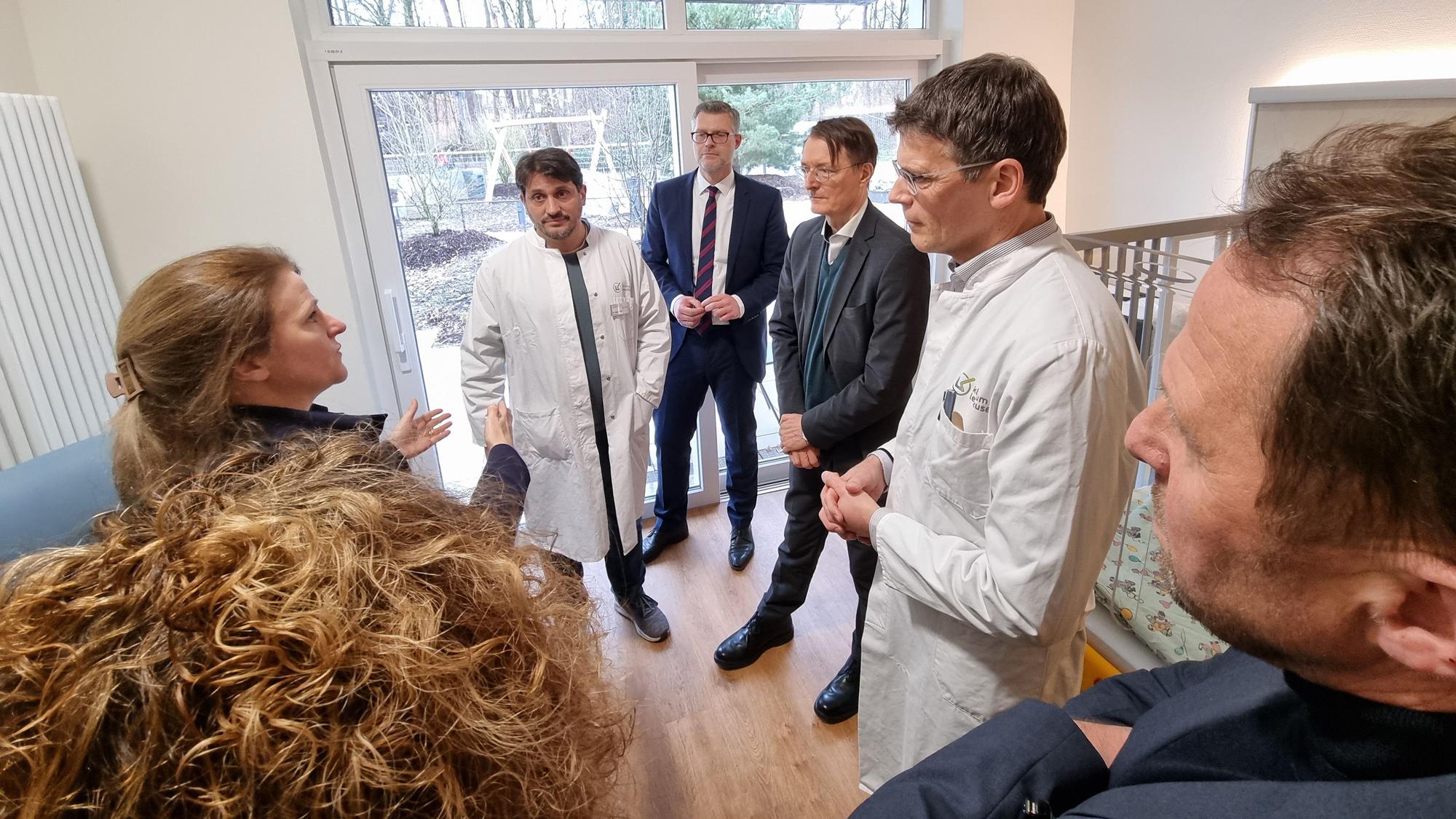 Karl Lauterbach besucht am 16.01.2025 das Klinikum in Leverkusen-Schlebusch