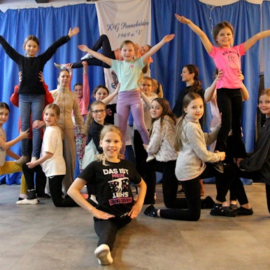 Auf dem Bild sind Mädchen beim Tanztraining zu sehen.