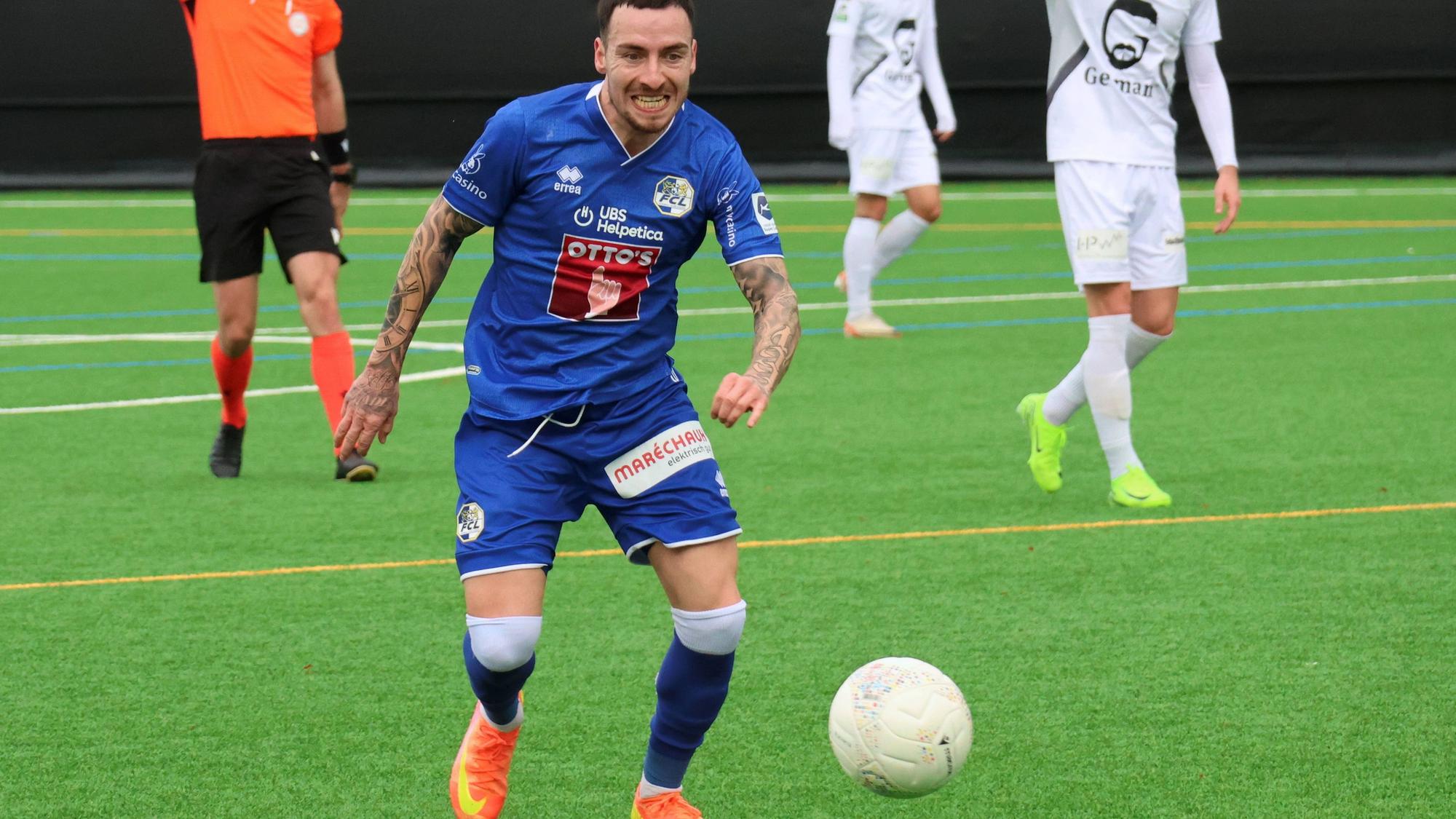 Sinan Karweina hat sich den Ball vorgelegt.