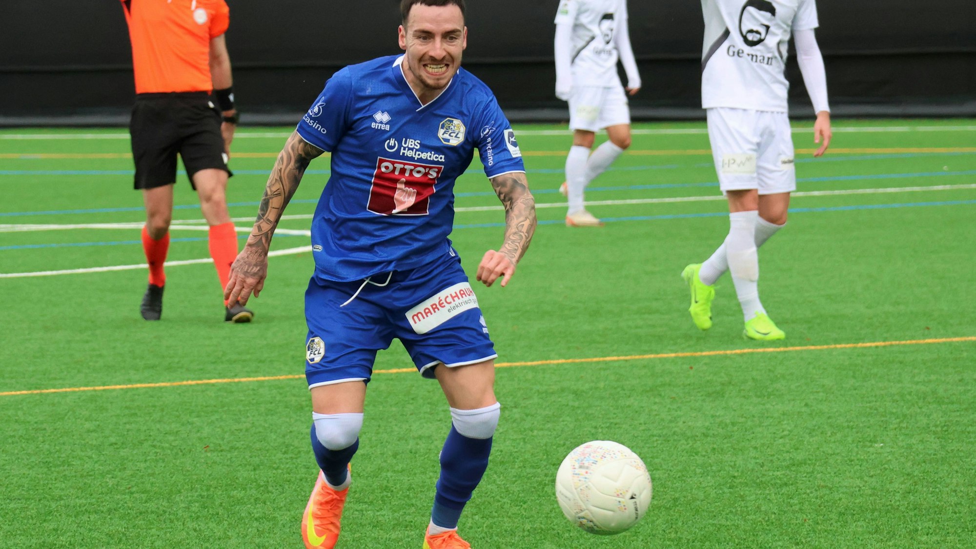 Sinan Karweina hat sich den Ball vorgelegt.