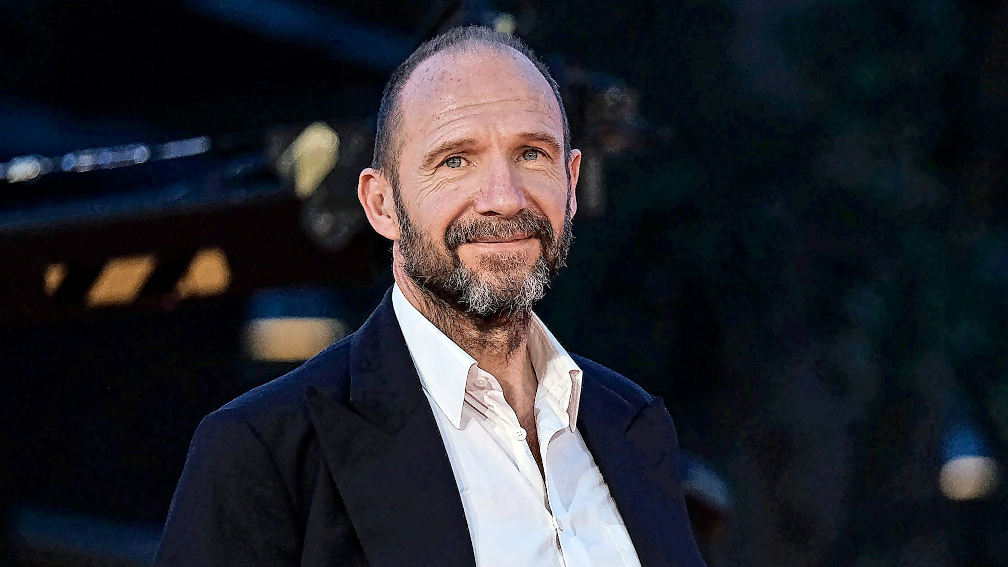 Ralph Fiennes lächelt.