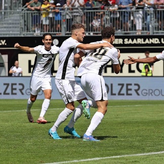 Asllani trifft, FC-Kapitän Timo Hübers regt sich auf. Am Samstag wollen die Kölner besser aussehen als im Hinspiel im Elversberg.