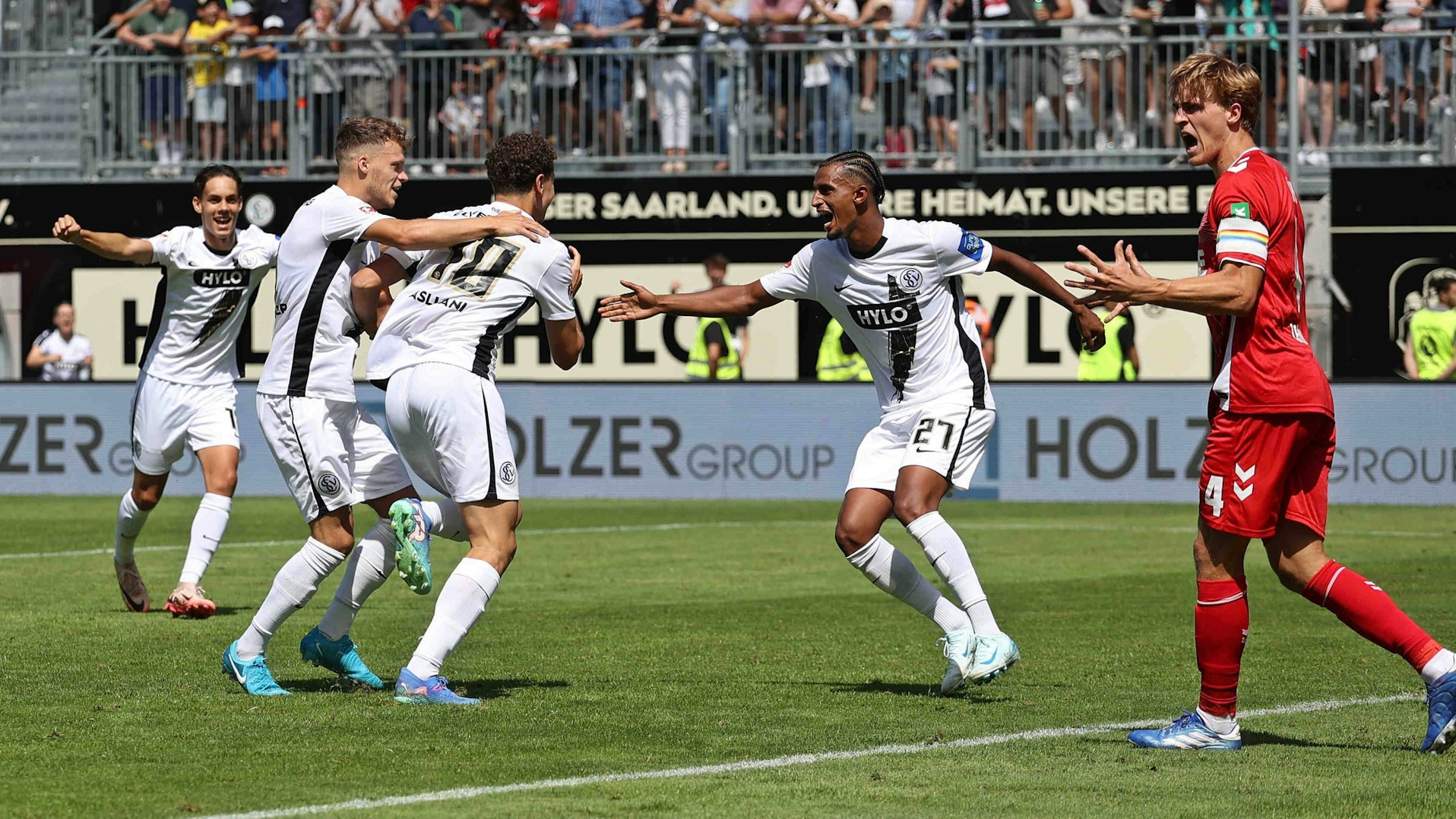 Asllani trifft, FC-Kapitän Timo Hübers regt sich auf. Am Samstag wollen die Kölner besser aussehen als im Hinspiel im Elversberg.