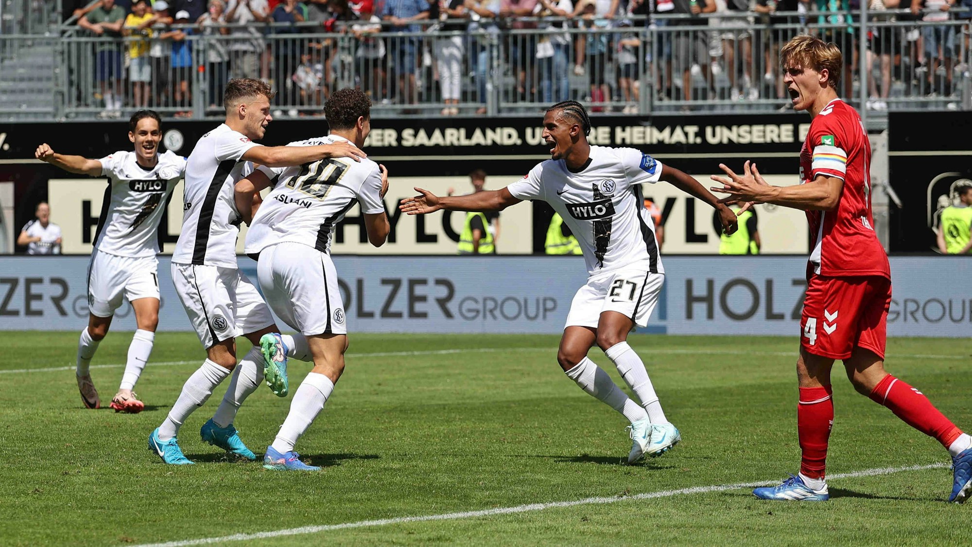 Asllani trifft, FC-Kapitän Timo Hübers regt sich auf. Am Samstag wollen die Kölner besser aussehen als im Hinspiel im Elversberg.