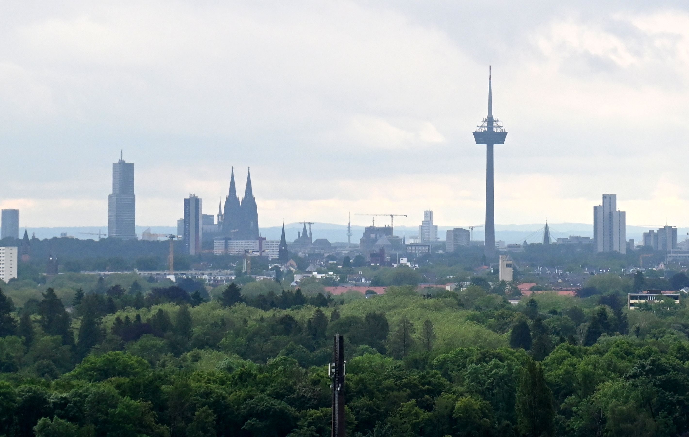 22.05.2024 Köln. Panorama der Stadt Köln vom 11. Stock des Bio Campus Cologne Hochhaus. Foto: Alexander Schwaiger