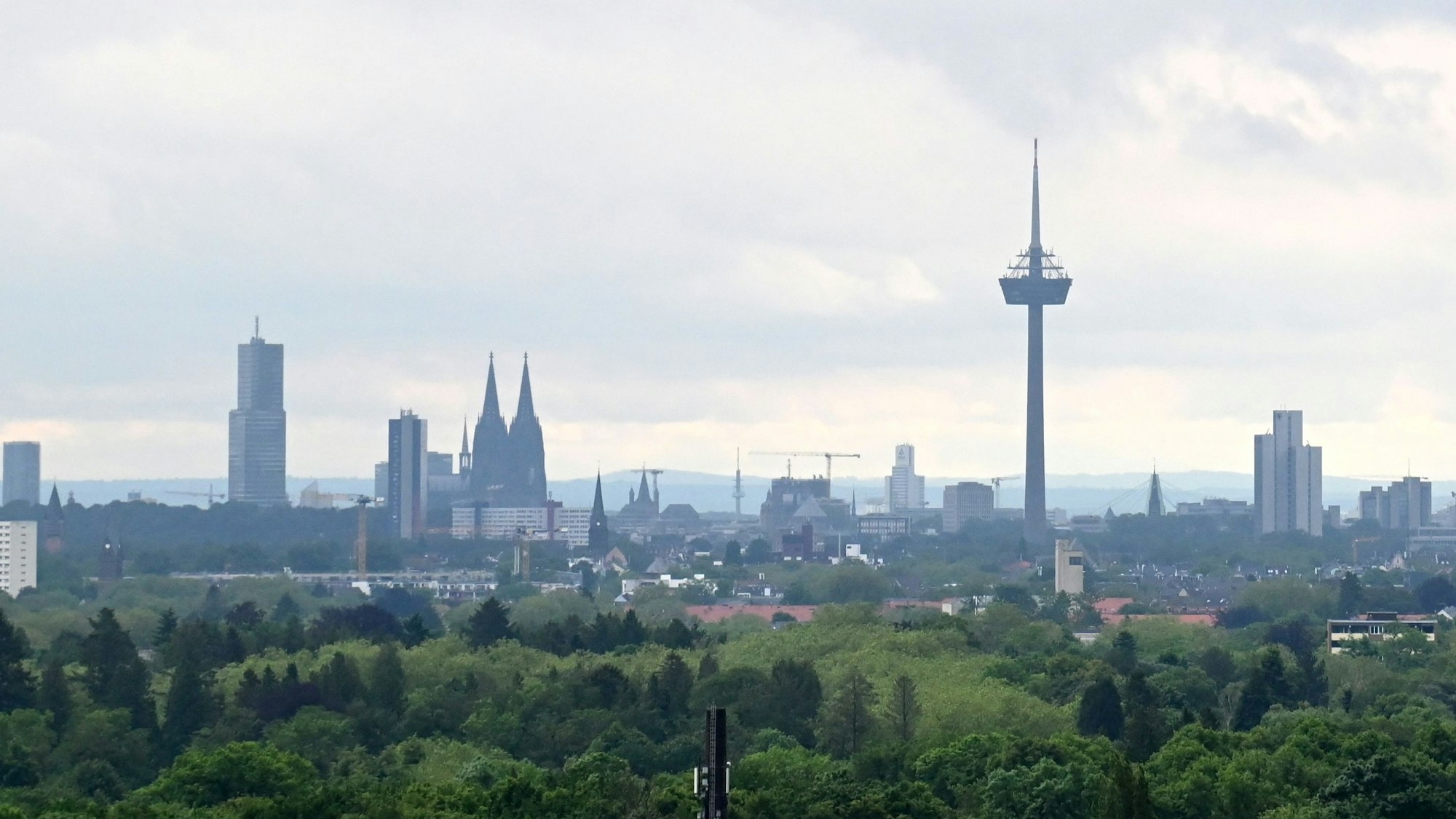 22.05.2024 Köln. Panorama der Stadt Köln vom 11. Stock des Bio Campus Cologne Hochhaus. Foto: Alexander Schwaiger