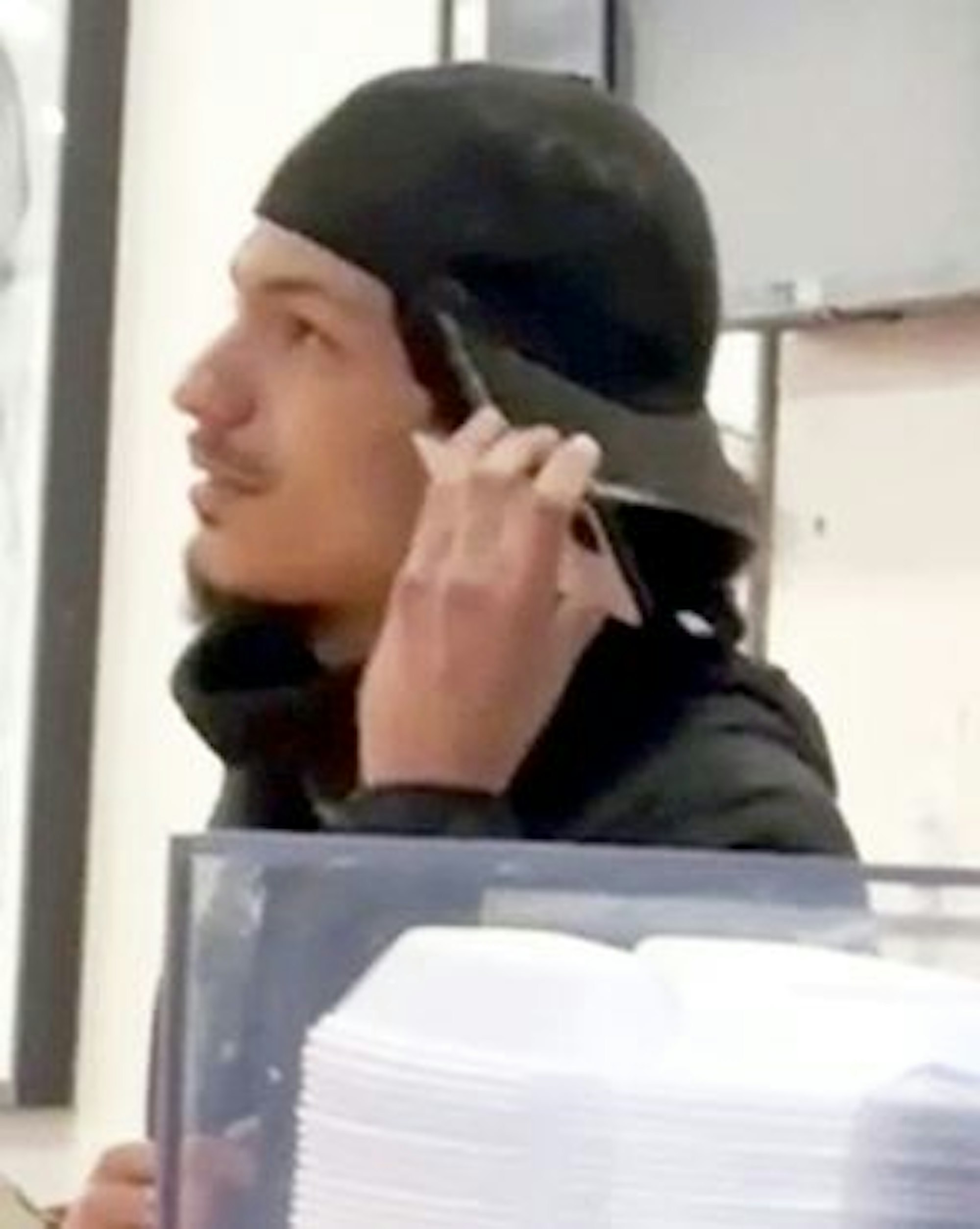 Mit Fotos sucht die Polizei nach den tödlichen Schüssen vor einem Fitnessstudio nach einem Zeugen.