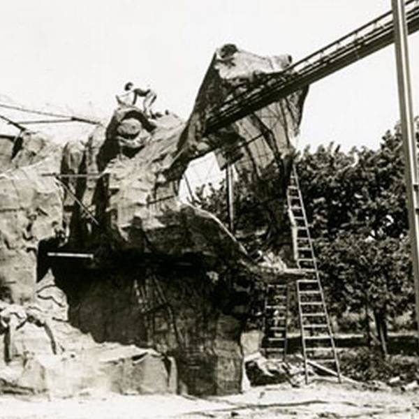 Der Bau des Drachenkopfes, in den Gäste mit der Gondelbahn einfuhren, setzte neue Maßstäbe im Phantasialand. Die Bahn wurde 1970 eröffnet und erfreute sich jahrzehntelang großer Beliebtheit.