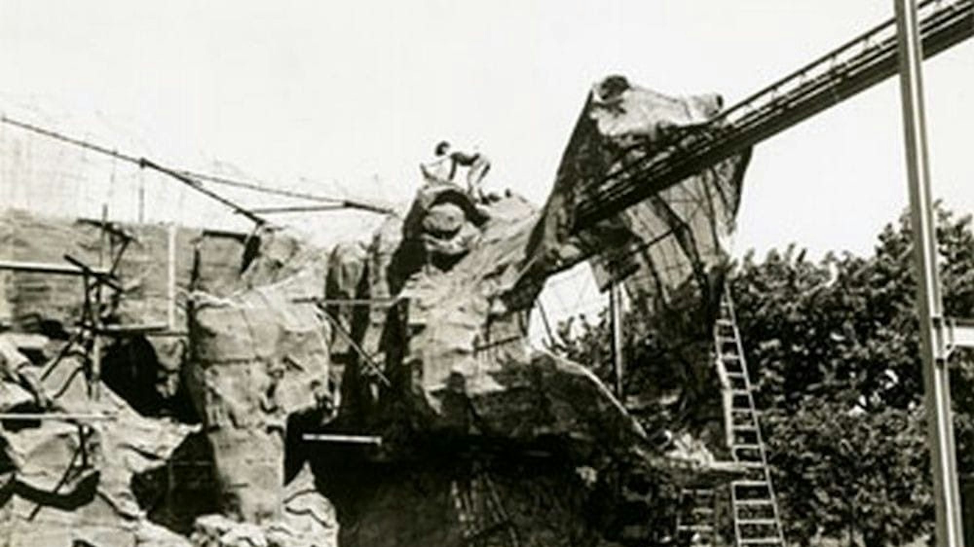 Der Bau des Drachenkopfes, in den Gäste mit der Gondelbahn einfuhren, setzte neue Maßstäbe im Phantasialand. Die Bahn wurde 1970 eröffnet und erfreute sich jahrzehntelang großer Beliebtheit.