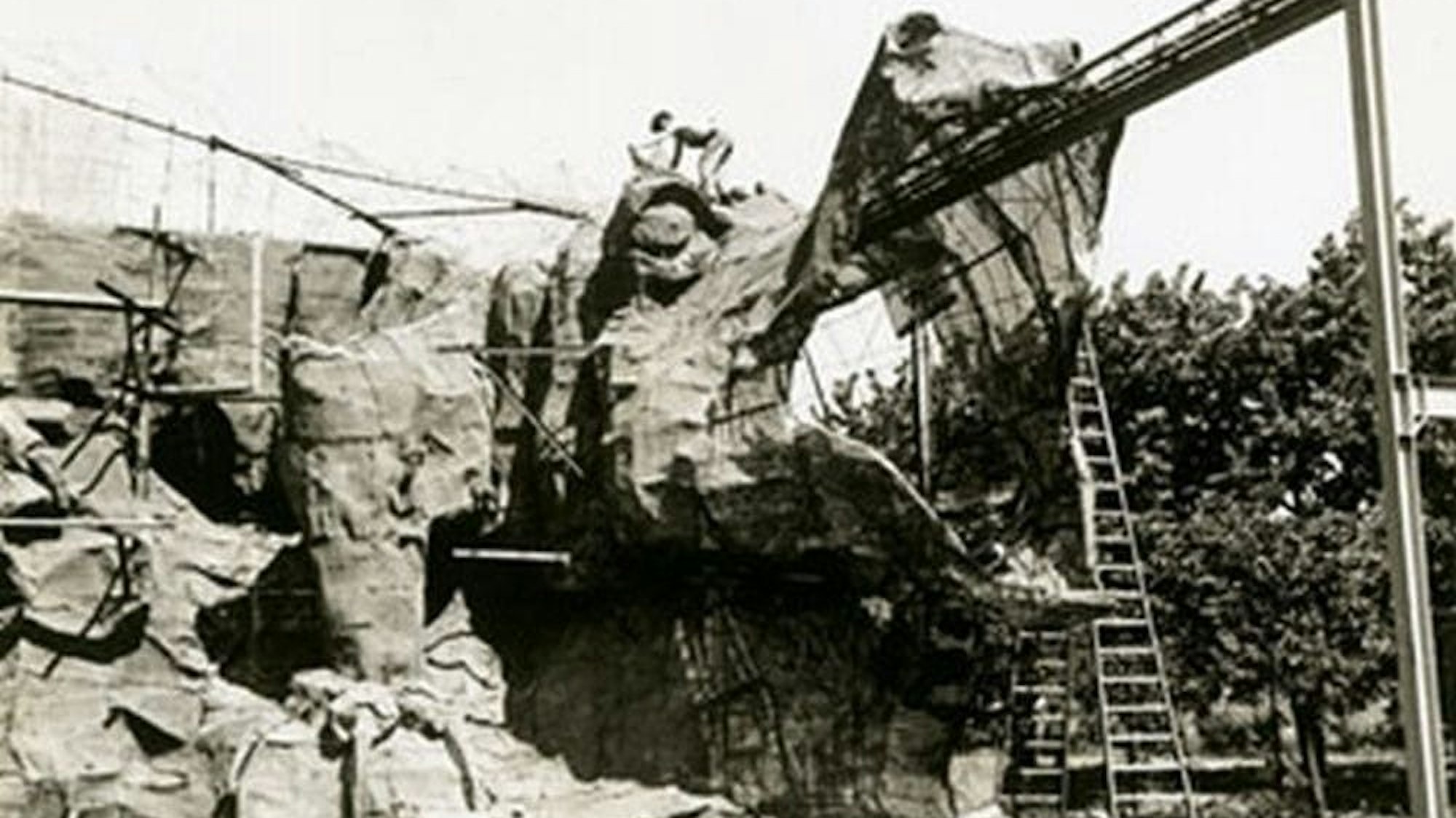 Der Bau des Drachenkopfes, in den Gäste mit der Gondelbahn einfuhren, setzte neue Maßstäbe im Phantasialand. Die Bahn wurde 1970 eröffnet und erfreute sich jahrzehntelang großer Beliebtheit.