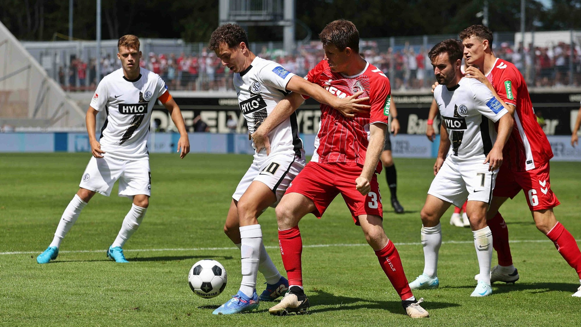 Dominique Heintz und seine Kölner Kollegen hatten im Hinspiel einige Schwierigkeiten, Fisnik Asllani zu kontrollieren.