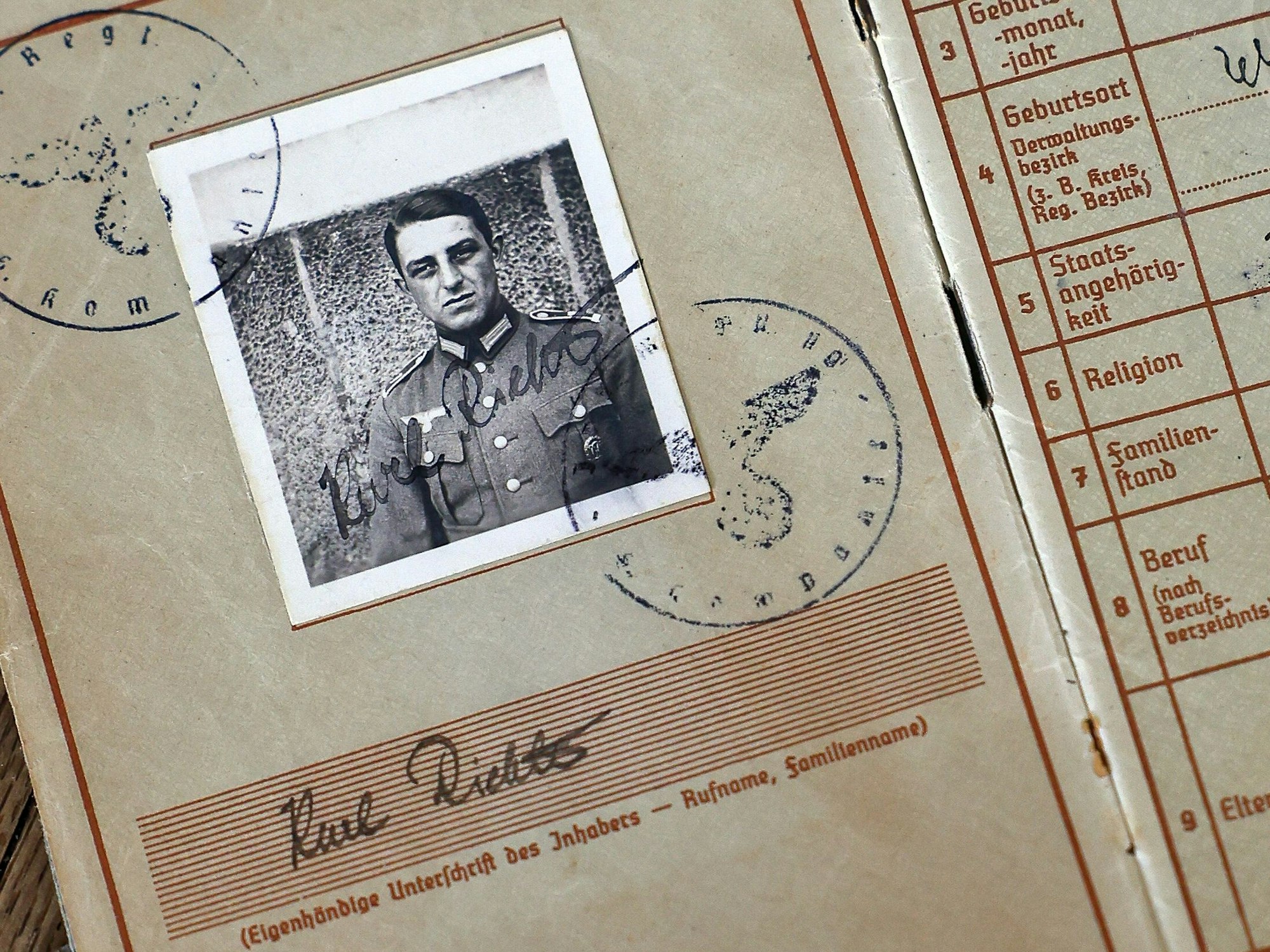 Foto im Wehrpass von Karl Richter