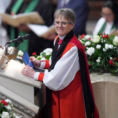21.01.2025, USA, Washington: Pfarrerin Mariann Budde leitet den nationalen Gebetsgottesdienst, an dem auch Präsident Donald Trump teilnimmt, in der Washington National Cathedral.