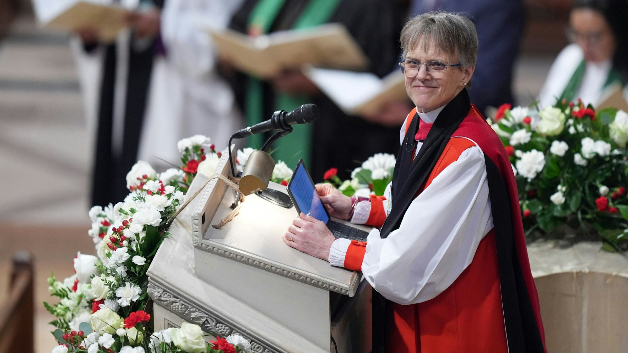 21.01.2025, USA, Washington: Pfarrerin Mariann Budde leitet den nationalen Gebetsgottesdienst, an dem auch Präsident Donald Trump teilnimmt, in der Washington National Cathedral.