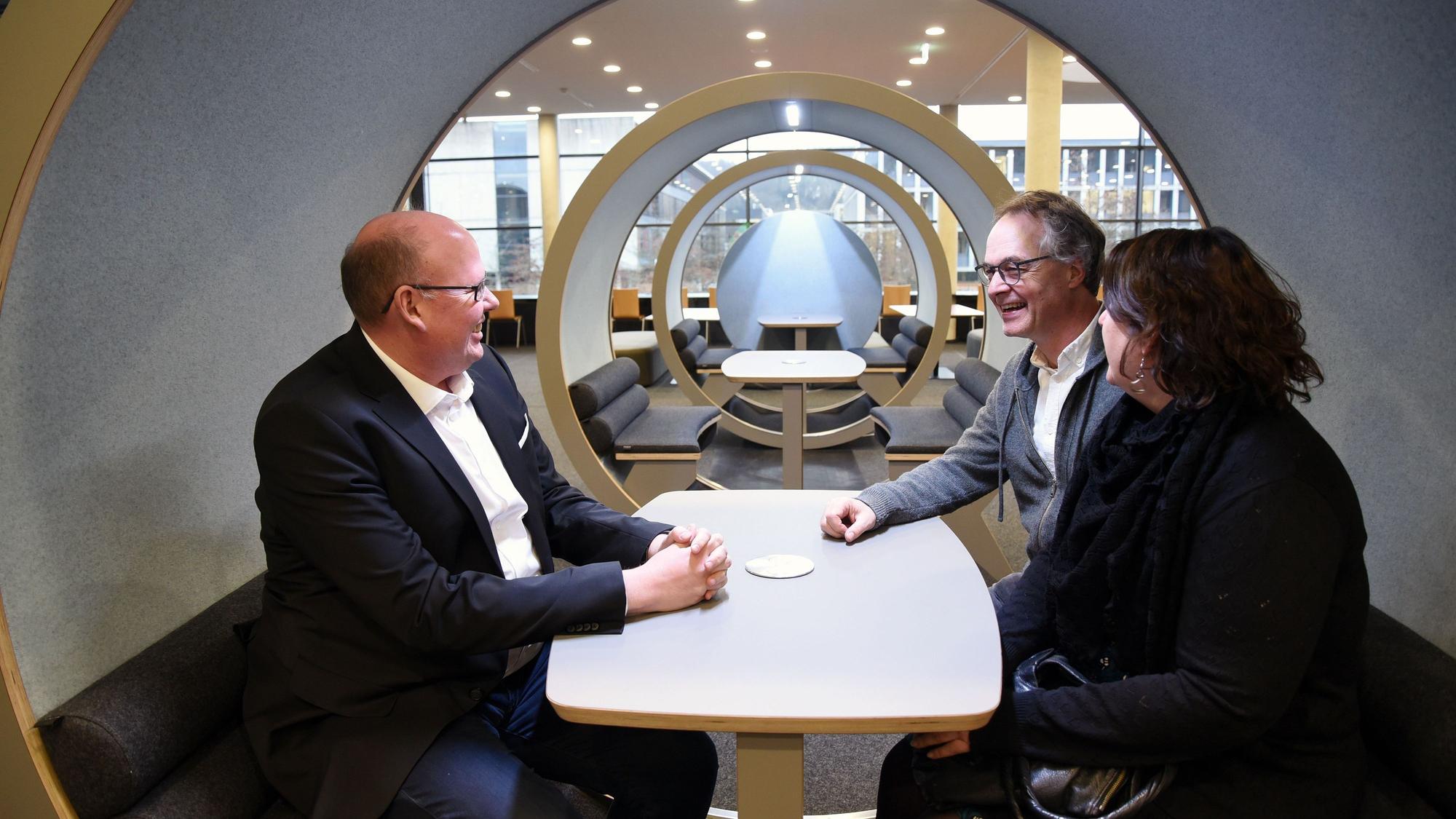 Bei der Einweihung der Hans Hermann Voss-Lernarena: (von links) Prof. Dr. Christian Kohls (Dekan an der Fakultät für Informatik und Ingenieurwissenschaften, )Mit v.l. Prof. Dr. Christian Kohls (Dekan Fakultät für Informatik und Ingenieurwissenschaften), Prof. Dr. Axel Faßbender (Vizepräsident TH Köln) sowie Johanna Holst vom Vorstand der Hans Hermann Voss-Stiftung.