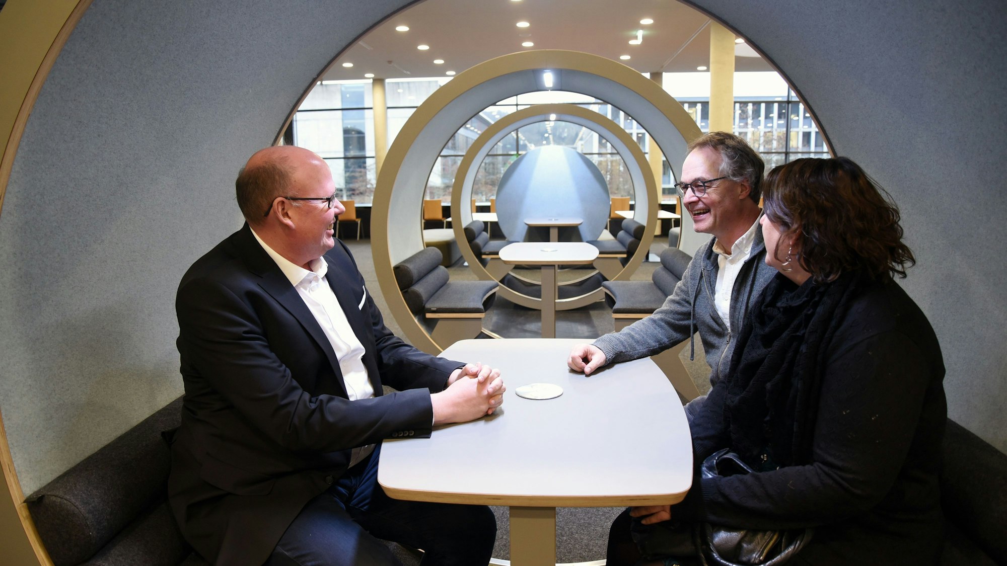 Bei der Einweihung der Hans Hermann Voss-Lernarena: (von links) Prof. Dr. Christian Kohls (Dekan an der Fakultät für Informatik und Ingenieurwissenschaften, )Mit v.l. Prof. Dr. Christian Kohls (Dekan Fakultät für Informatik und Ingenieurwissenschaften), Prof. Dr. Axel Faßbender (Vizepräsident TH Köln) sowie Johanna Holst vom Vorstand der Hans Hermann Voss-Stiftung.