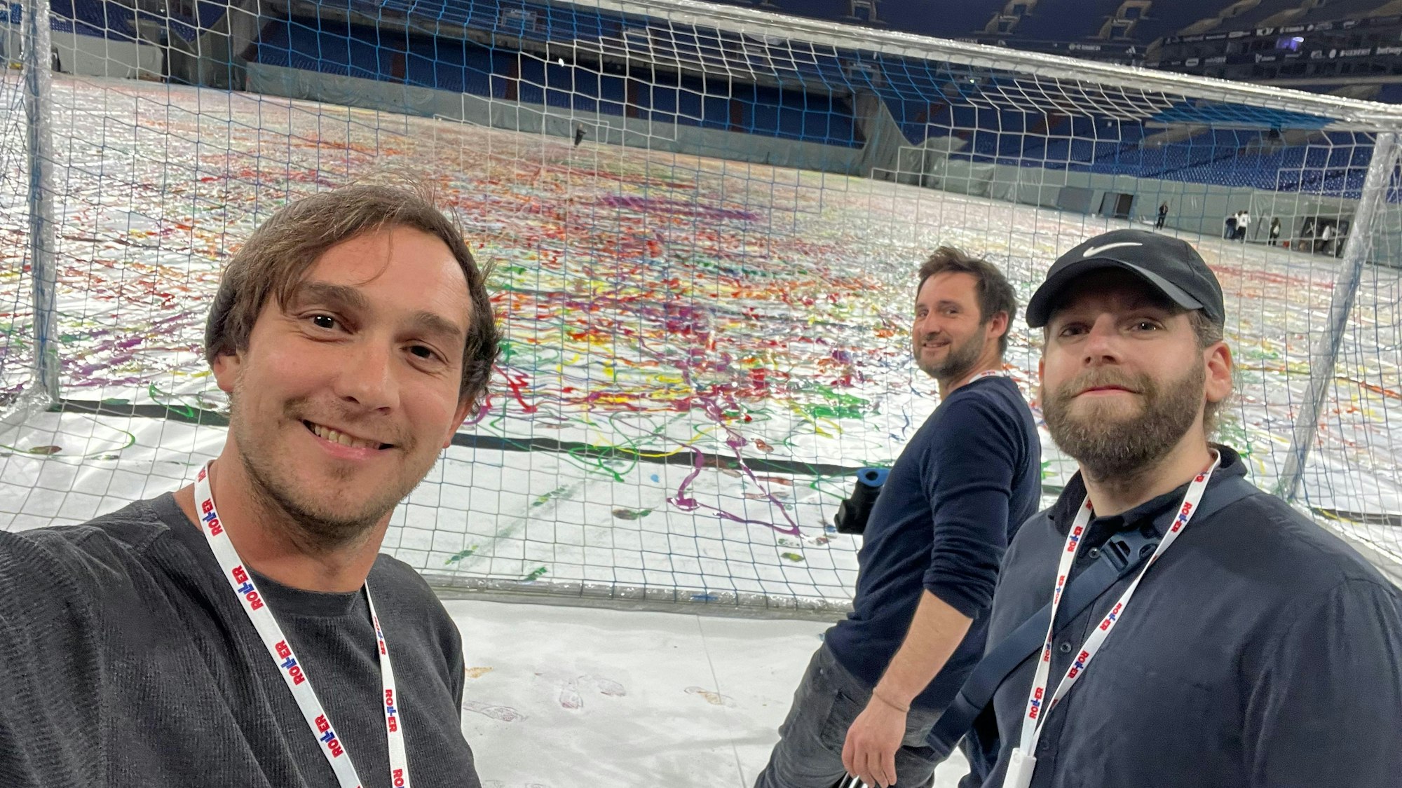 Tim Suchowski (l.) und FLorian Schmidt (r.): Die beiden Filmemacher vor dem größten gemälde der Welt von Christian Nienhaus in der Schalke-Arena.