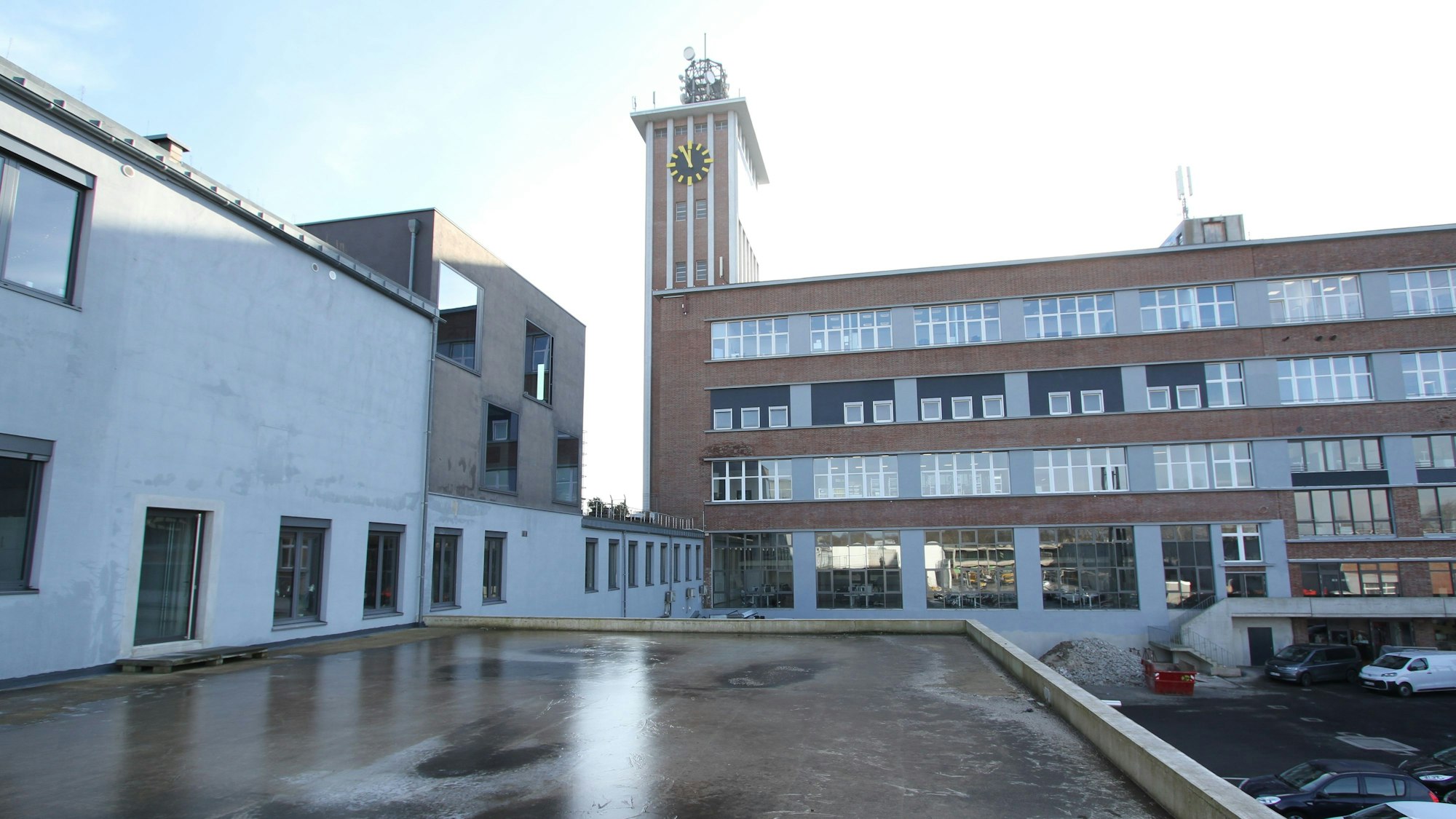 Eine ehemalige Fabrik mit Backsteinfassade und Eckturm.